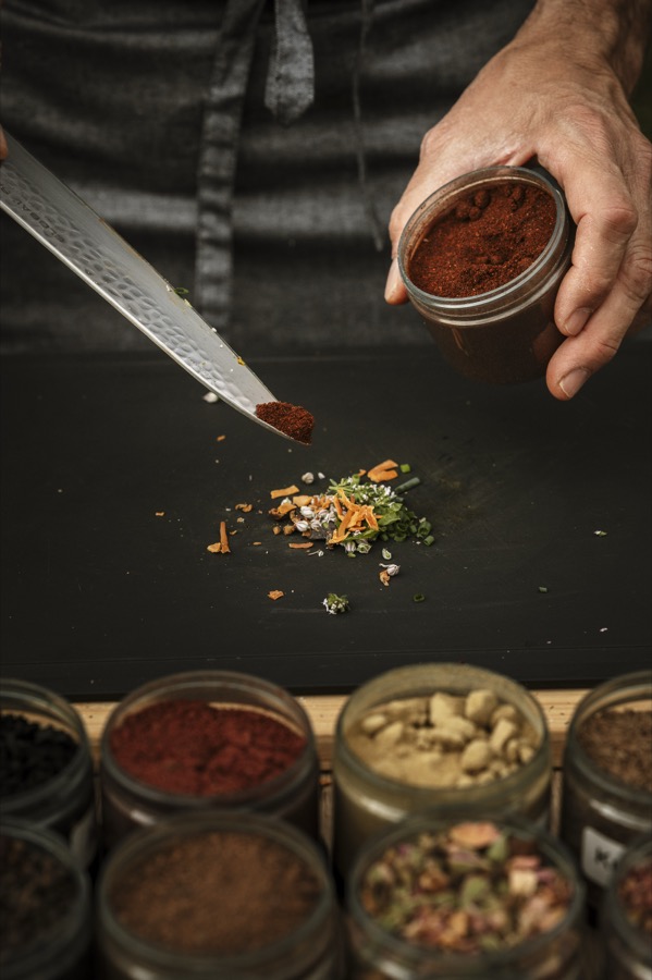 Choosing spices to customize aromatic salt blends live with guests